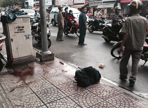 Người đàn ông bị chém gần lìa tay trên phố Sài Gòn