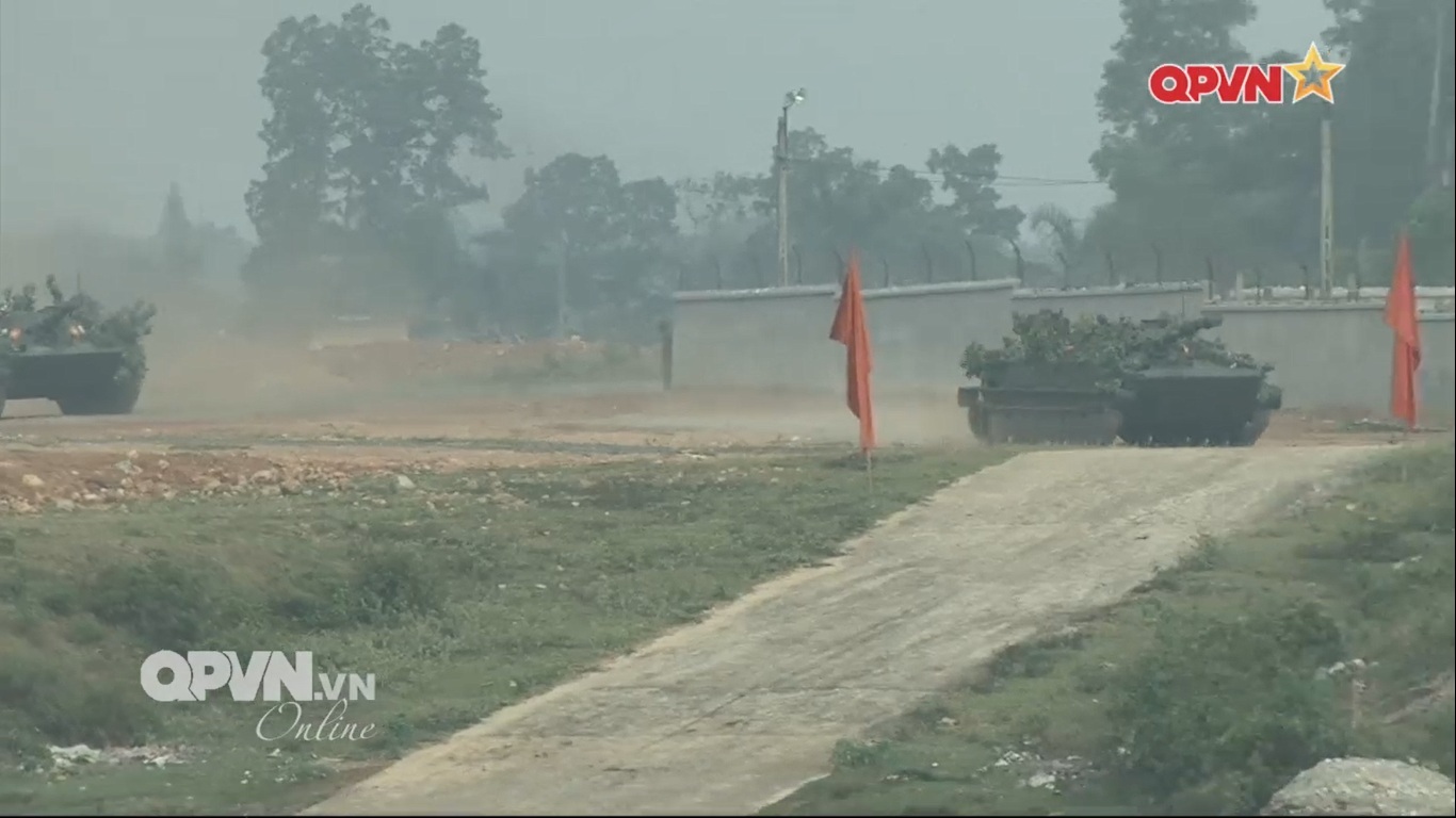 Trình diễn phân đội Tăng thiết giáp bơi vượt sông chiến đấu