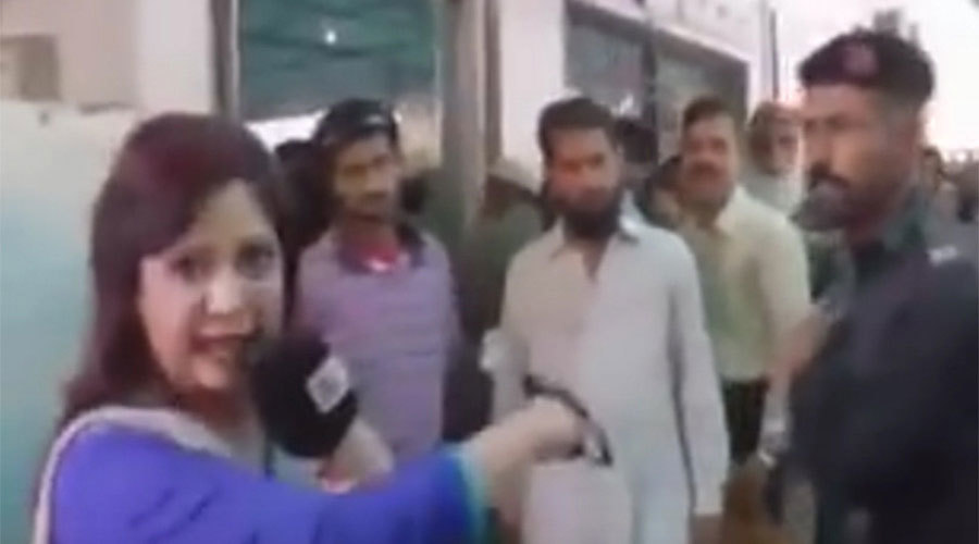 Video sốc cảnh sát Pakistan tát nữ nhà báo