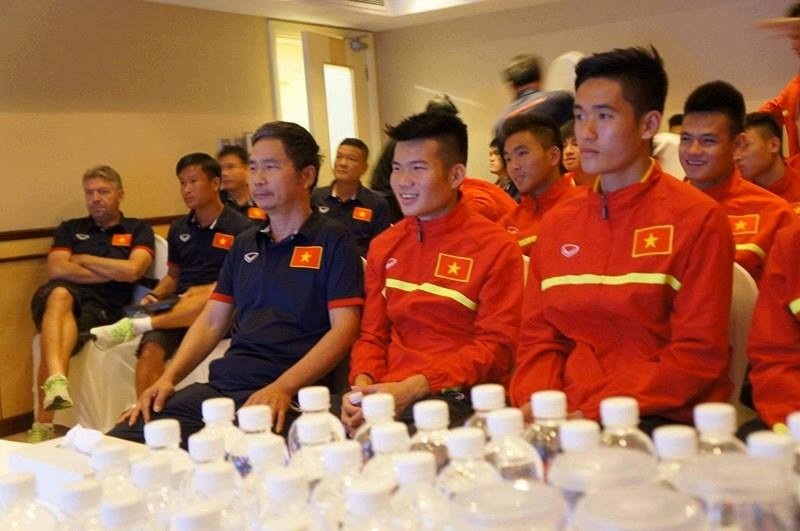 Trước trận tứ kết, U19 Việt Nam hướng về đồng bào miền Trung