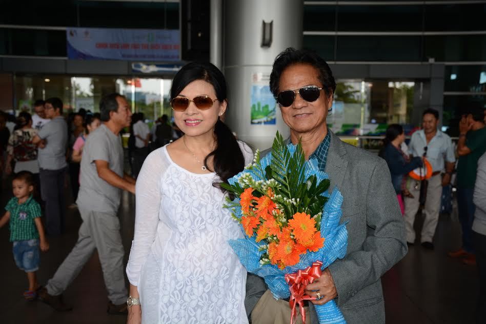 Chế Linh về Việt Nam với người vợ thứ 4 xinh đẹp