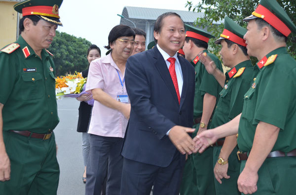 Bộ trưởng Trương Minh Tuấn tặng phim tài liệu cho Học viện Chính trị-Bộ Quốc phòng