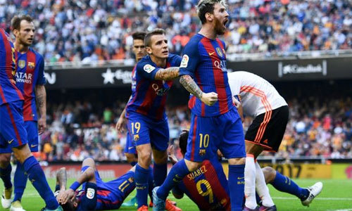 Messi văng tục với CĐV sau khi trở thành người hùng của Barca