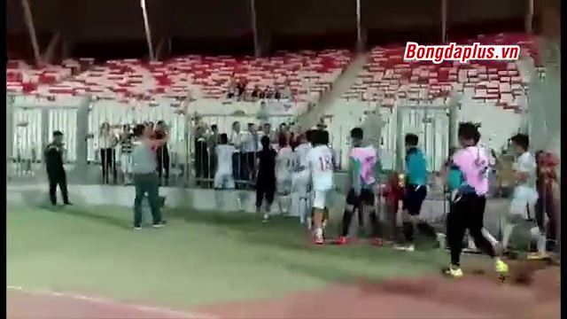 U19 VN lao lên khán đài hát mừng cùng fan hâm mộ