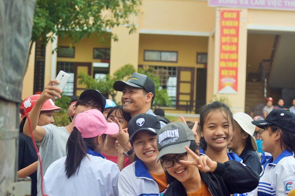 Khoảnh khắc sao Việt làm từ thiện gây xúc động mạnh