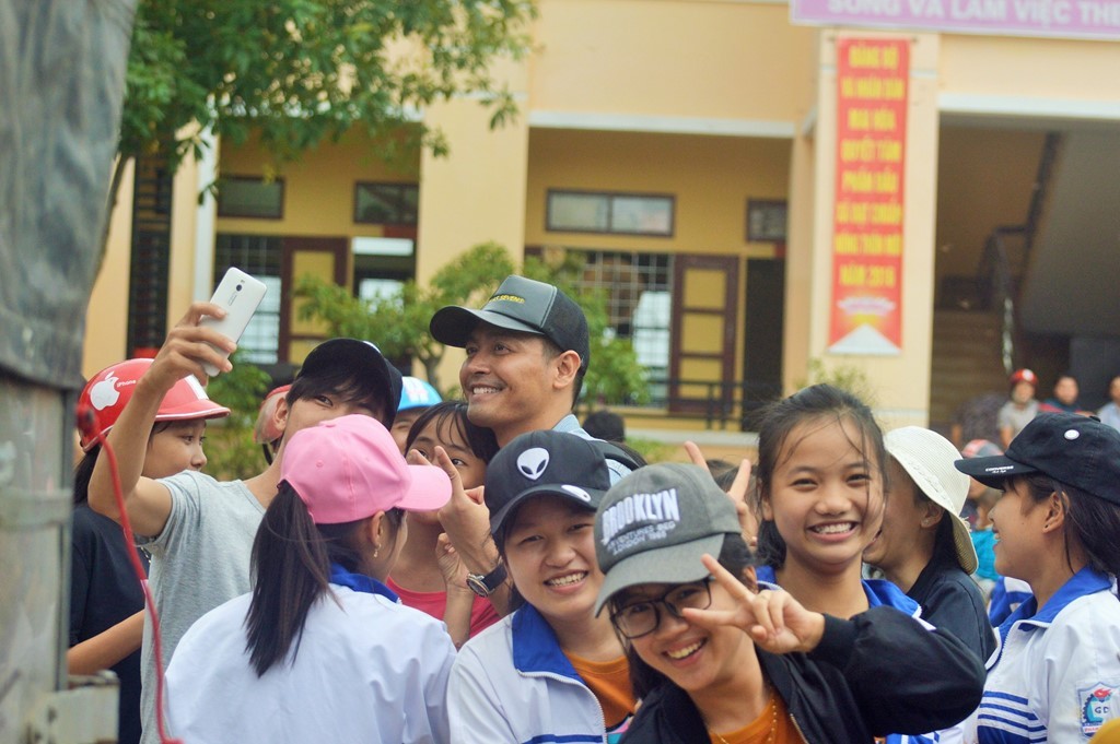 Khoảnh khắc sao Việt làm từ thiện gây xúc động mạnh