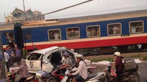 Hà Nội: Tàu hỏa đâm nát ô tô, 5 người tử vong