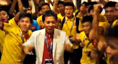 U19 Việt Nam quậy tung phòng thay đồ, cảm ơn người hâm mộ