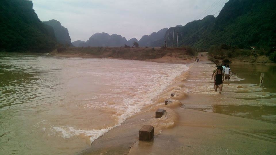 Đi qua đập tràn, học sinh lớp 5 bị nước cuốn trôi