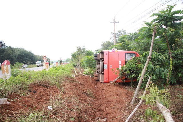 2 xe khách đấu đầu chổng vó trên QL, 15 người bị thương