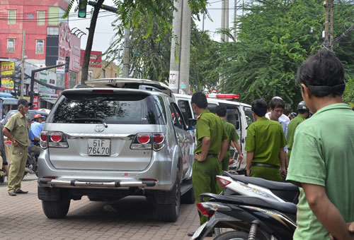 Người nước ngoài tử vong trên ô tô đang chạy trên phố