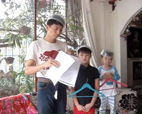 Hài hước ba bố con đọc 'diễn văn' mừng sinh nhật mẹ