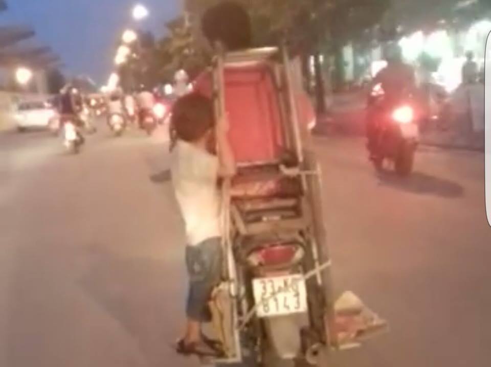 Hà Nội: Lạnh người nhìn cháu bé 'làm xiếc' trên xe máy