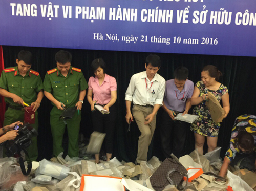 Tranh lấy hàng tiêu hủy: Món hàng fake đè bẹp lòng tự trọng