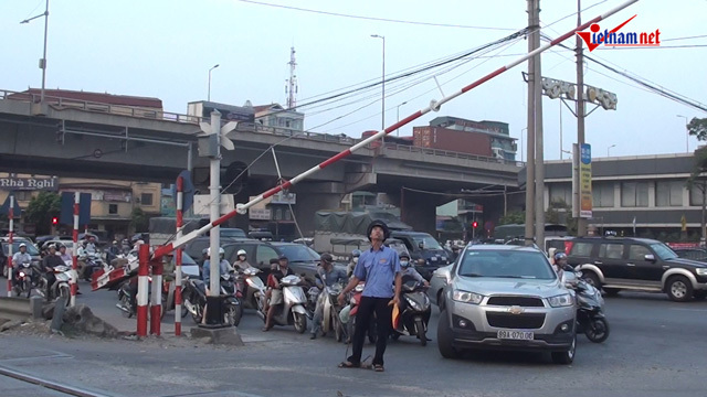 Thót tim cắt đầu tàu hỏa, coi khinh barie