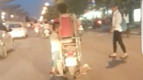Công an xác minh 'cháu bé làm xiếc trên xe máy'