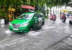 Mưa 30 phút cửa ngõ Tân Sơn Nhất lại ngập nước, tắc đường
