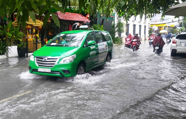 Mưa 30 phút cửa ngõ Tân Sơn Nhất lại ngập nước, tắc đường