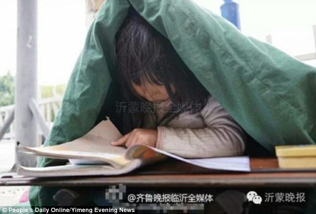 Xúc động với hình ảnh bé gái 6 tuổi vừa ăn xin vừa học bài