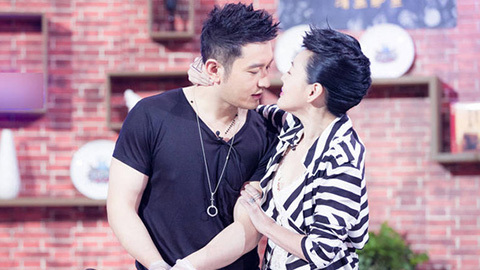 Đỏ mặt vì nữ MC chuyên 'sàm sỡ' khách mời