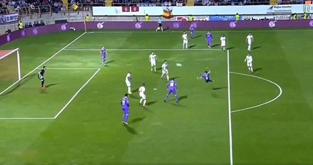 Tái hiện siêu phẩm của Zidane, sao Real bị đồng đội 
