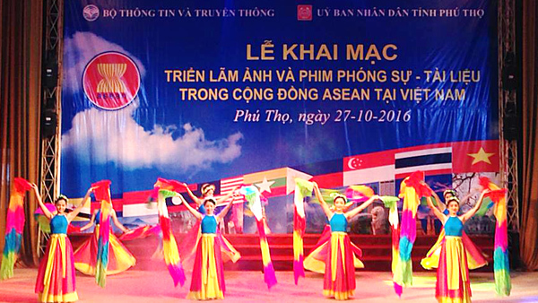 Triển lãm ảnh và phim phóng sự - tài liệu về cộng đồng ASEAN tại Phú Thọ