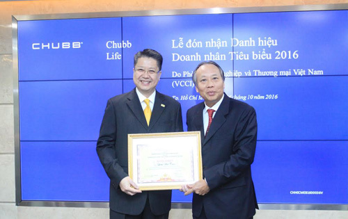 Đại diện Chubb Life VN nhận giải Doanh nhân Tiêu biểu 2016