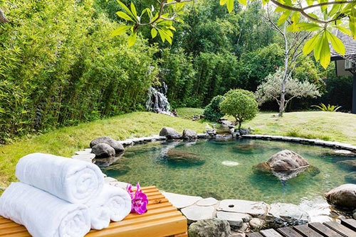 Tắm khoáng nóng ở khu nghỉ dưỡng 4 sao đầu tiên của Hòa Bình