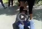 Nữ sinh bị đánh hội đồng, bắt quỳ gối liếm chân