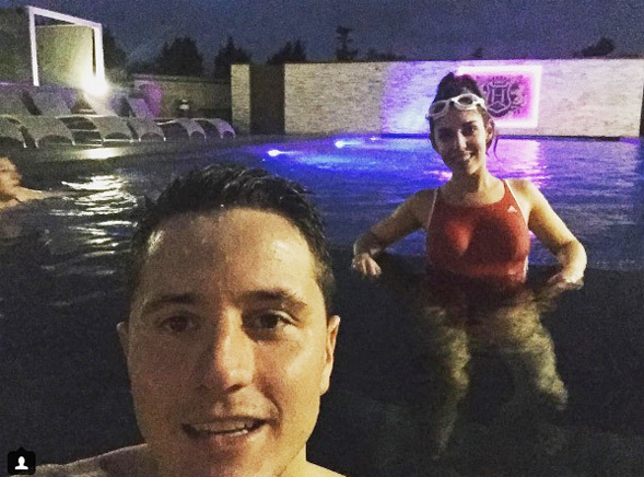 Ander Herrera khoe bồ xinh ở bể bơi