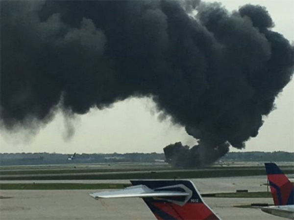 Máy bay Mỹ bốc cháy ngùn ngụt trên đường băng