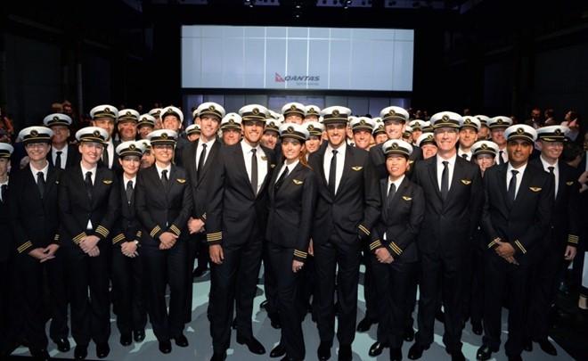 Phi công bị cấm để ria mép rậm rạp