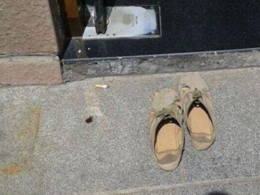Bức ảnh đôi giày bẩn trước cây ATM gây xúc động mạnh
