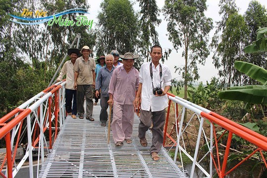 Hai lúa chế công nghệ xây cầu siêu nhanh, như trò chơi biến hình