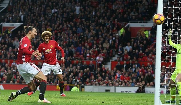 Ibrahimovic bỏ lỡ không thể tin nổi từ cự ly 2m