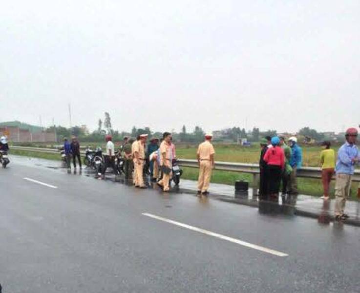 Đi SH chở con trên quốc lộ, mẹ bị tử vong