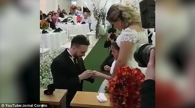 Bố dượng bất ngờ trao nhẫn cho con gái trong ngày cưới
