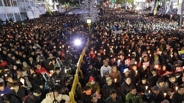 Hàn Quốc dậy sóng biểu tình đòi tổng thống từ chức