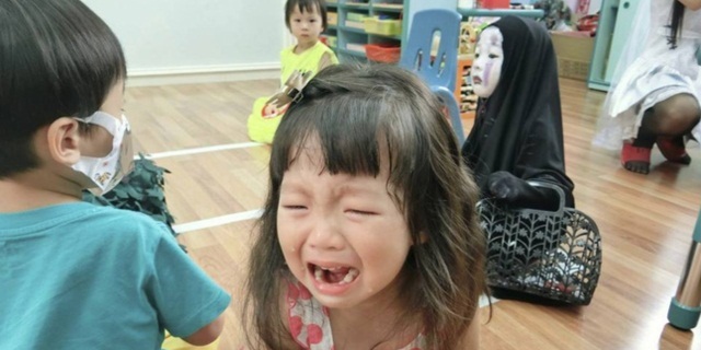 Cô bé hóa trang thành Vô Diện vào dịp Halloween khiến bạn bè ở trường học phát khóc