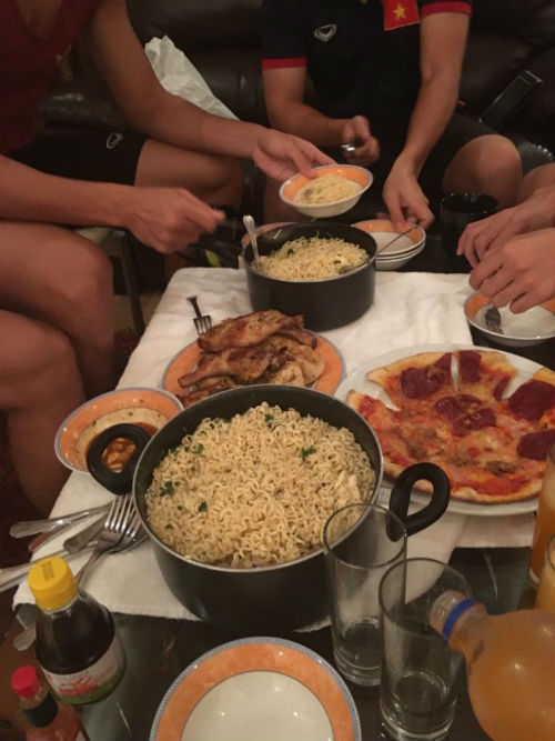 Sự thật về “bữa cơm bình dân” của U19 Việt Nam