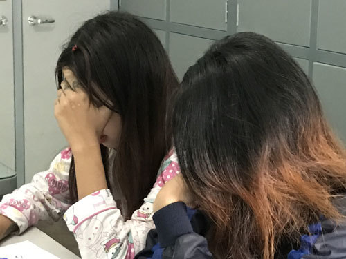 2 thiếu nữ đánh bạn, bắt liếm chân bật khóc tại công an