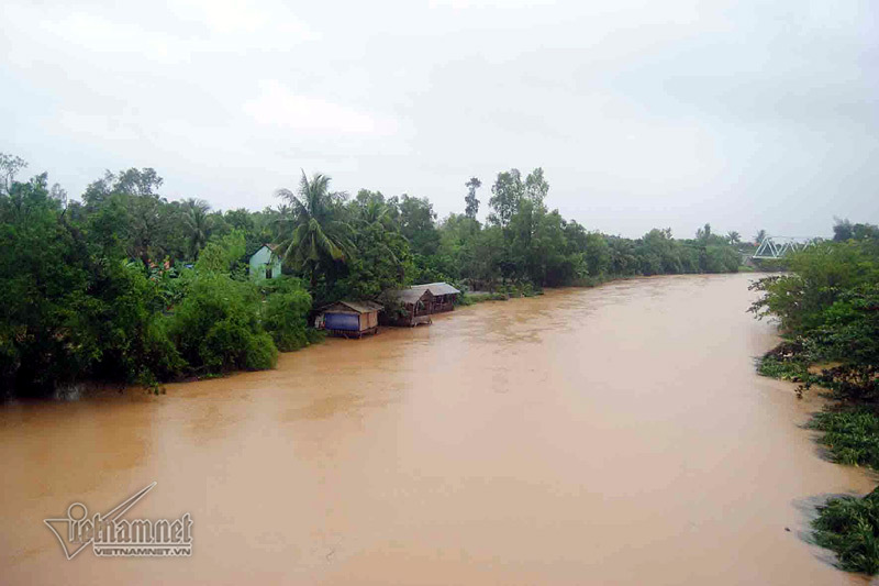 Mưa dữ dội, nguy cơ lũ lớn khắp miền Trung