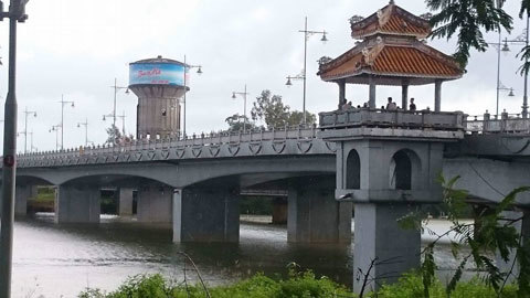 Huế: Cha bất lực nhìn con lao xuống sông Hương