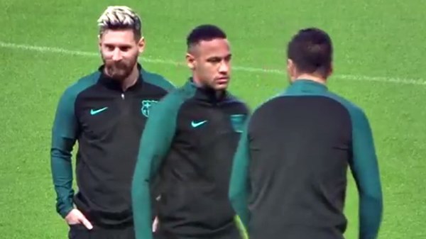 Neymar sôi máu, nhìn Suarez bằng 