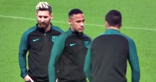 Neymar sôi máu, nhìn Suarez bằng 