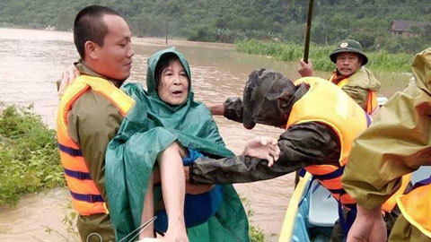 Lũ chồng lũ: Dân leo mái nhà