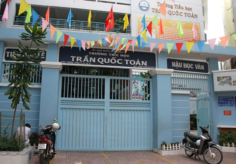 Trường tiểu học công khai dạy thêm khiến phụ huynh bức xúc