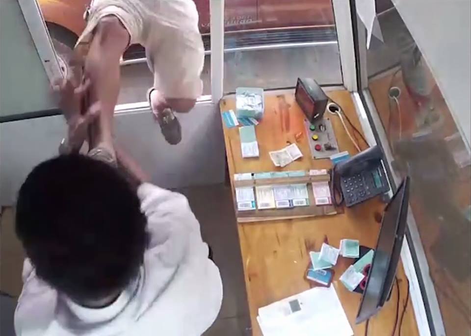 Cán bộ kiểm lâm đạp vào mặt nhân viên thu phí