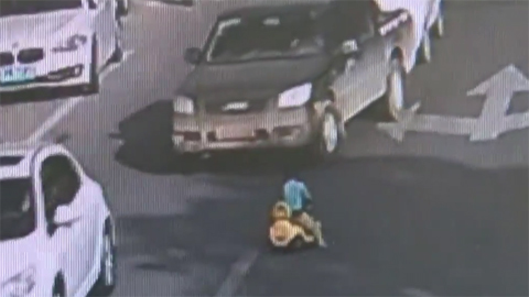 Bé trai đạp xe ngược dòng nườm nượp