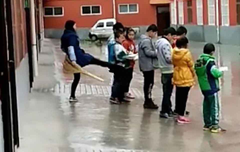 Cô giáo đá học sinh vì không làm bài tập
